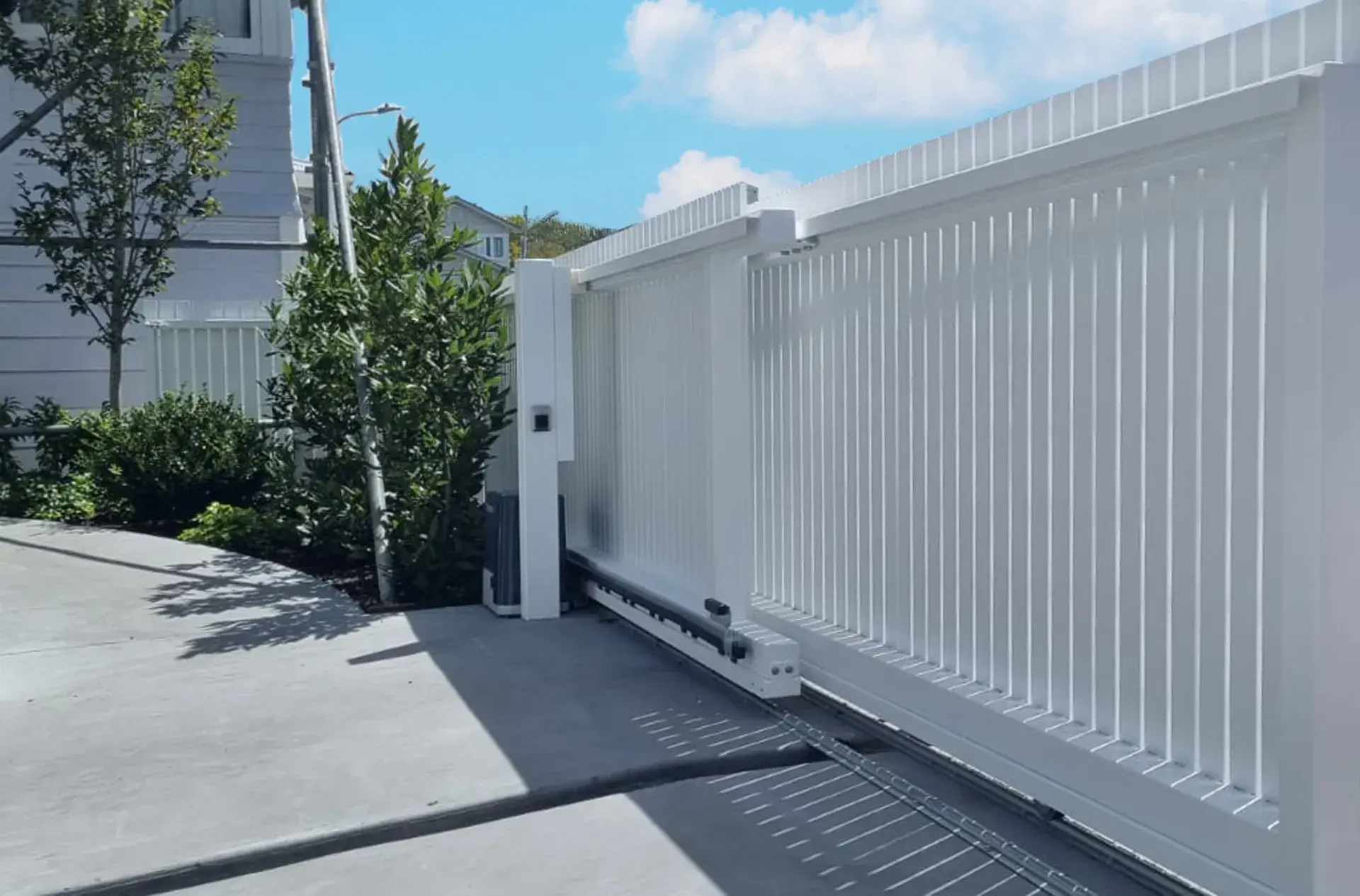 Telescopic sliding gates